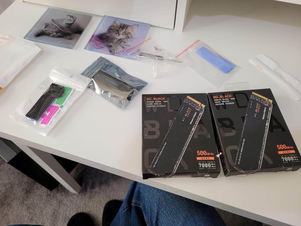 İki M.2 SSD sürücüsü ve çeşitli ısı lavabo bileşenleri