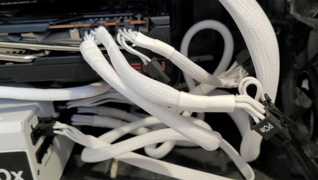 Messy PCIe cable management due to the split connectors